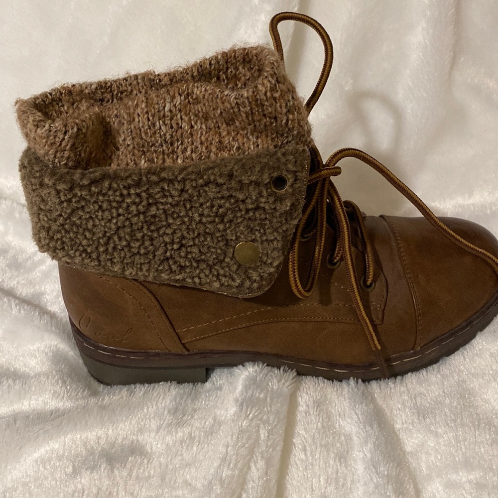 Leather boots with buckle detailing!